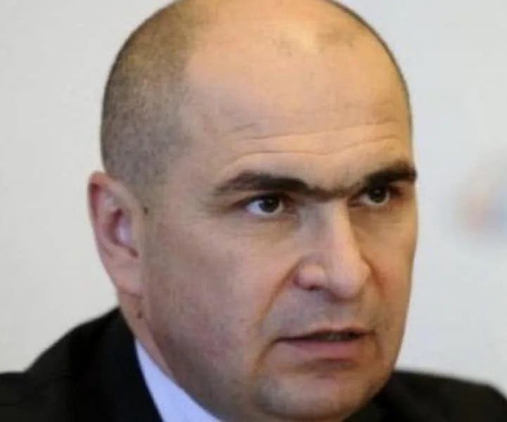 Când Politicienii devin dușmanii poporului și ai țării.