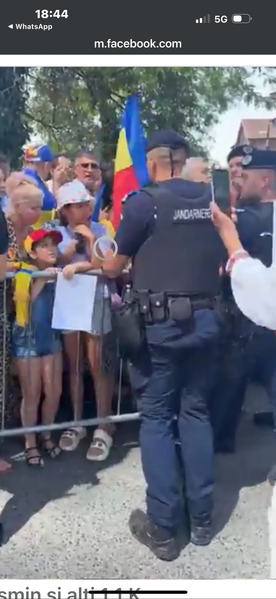 Copiii ținuți la gard, cu gardul împins în ei. — fotografia 3