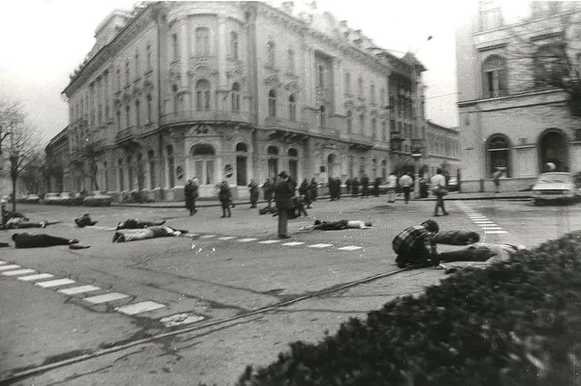 Se răsucesc copiii în morminte! — fotografia 1