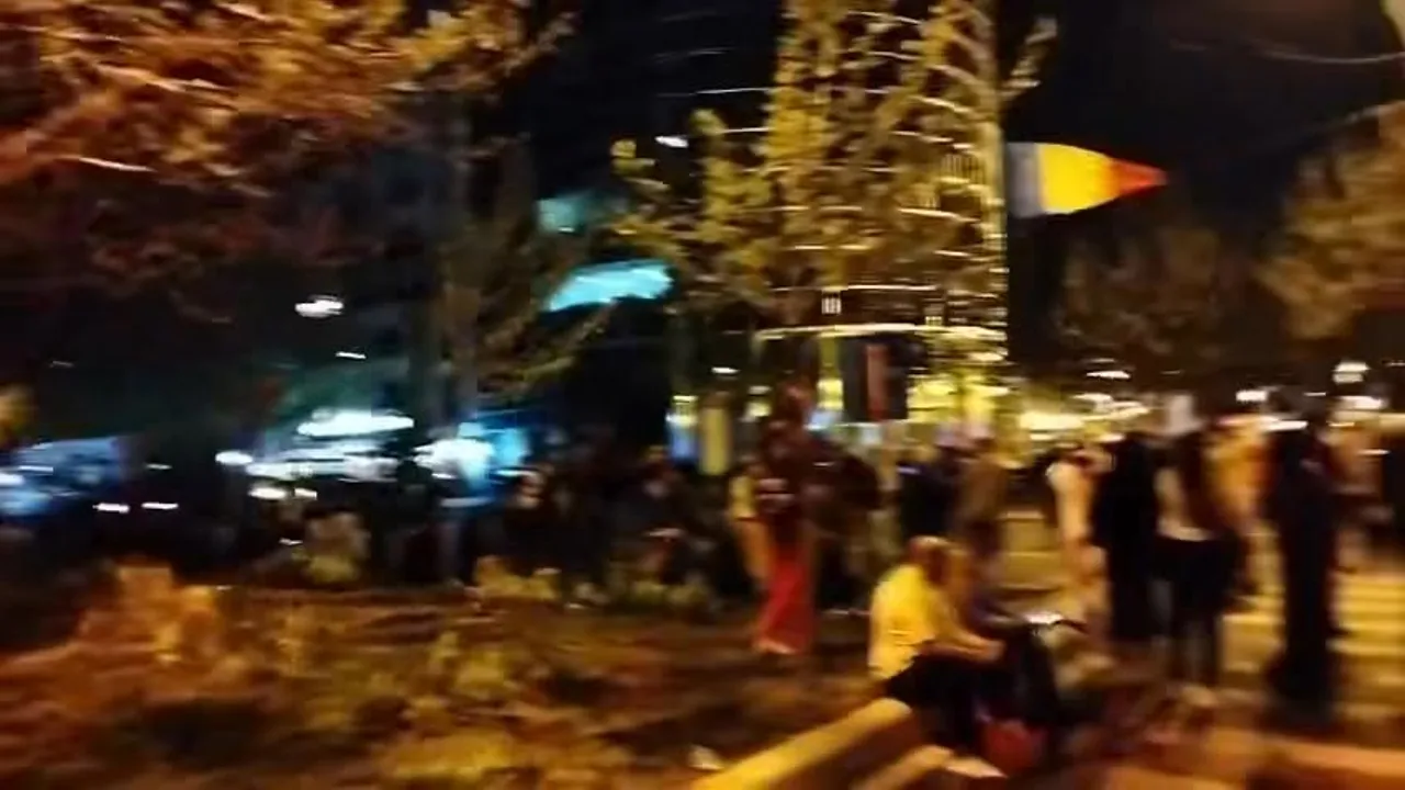 Cadru de previzualizare pentru: O mână de patrioți sunt în stradă în fața ICCJ pentru a apăra statul de drept.