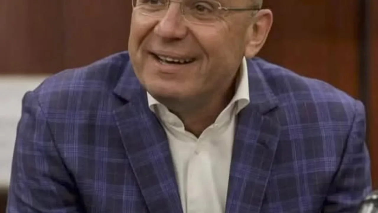 Cadru de previzualizare pentru: Cozmin Gușă și George Simion îi iau capul lui Marius Lulea.