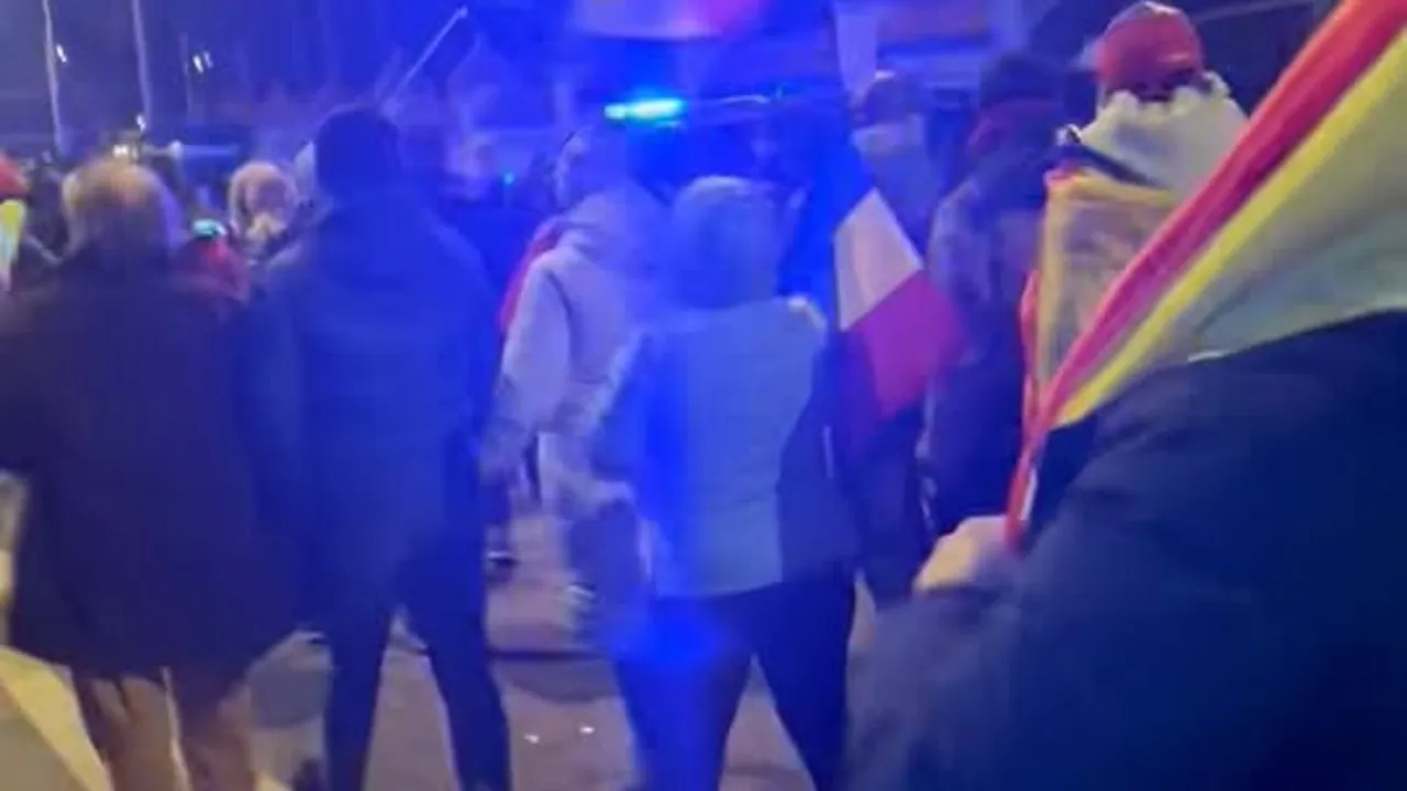 Cadru de previzualizare pentru: Cotroceni, au înconjurat Gardul cu mașini una în spatele celeilalte, și sute de jandarmi.
